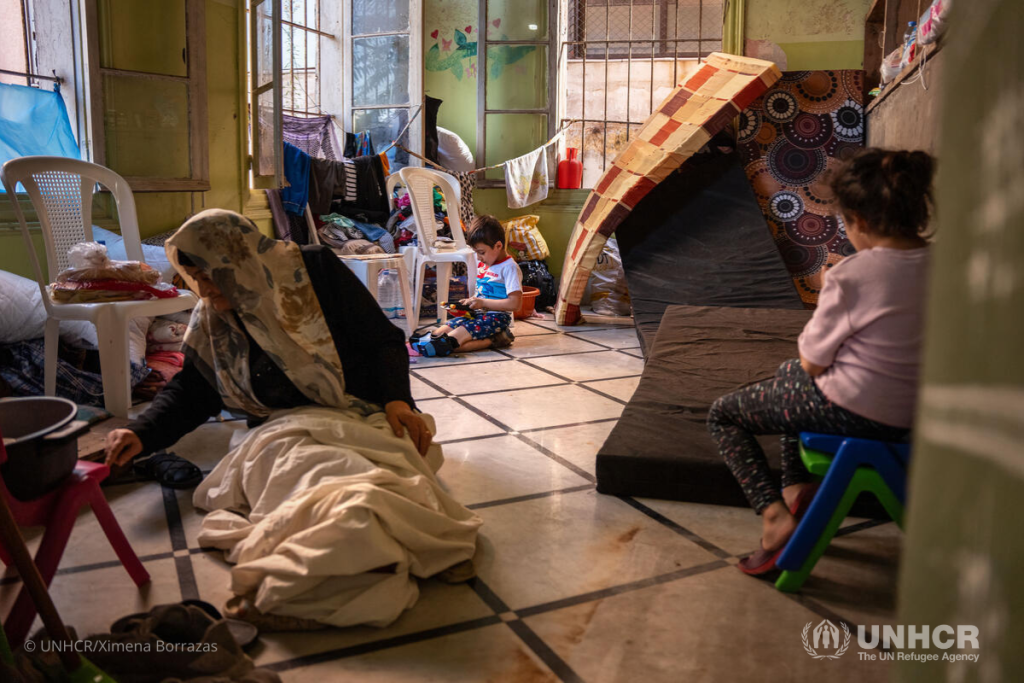 لاجئون في مدرسة في برج حمود، تشرين الأول 2023مصدر الصورة: UNHCR 